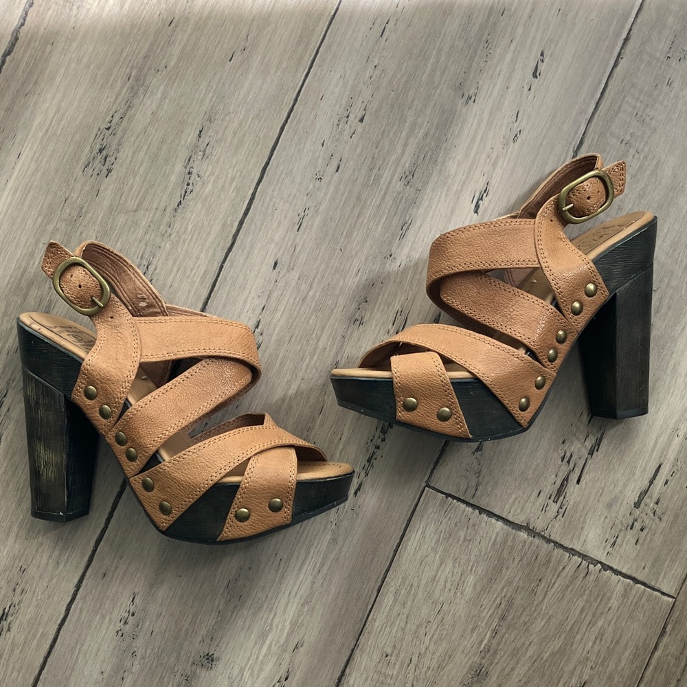 Lucky Brand Tan Leather Strappy Stud Platform Heels 7.5
